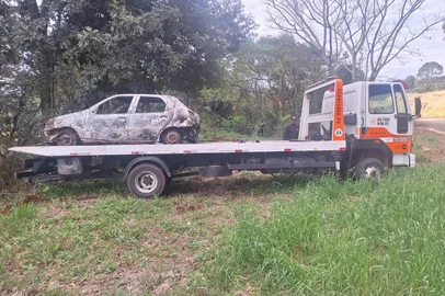 Imagem de carro carbonizado encontrado em Passo Fundo.<!-- NICAID(16360089) -->