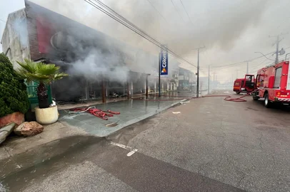 O Corpo de Bombeiros Militares (CBM) de Capão da Canoa, com apoio da guarnição de Osório, combate desde as 8h da manhã desta segunda (22) um incêndio em uma loja em Xangri-lá, no Litoral Norte.  <!-- NICAID(16130065) -->