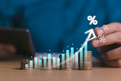 Bank raises rates. Interest rate and dividend concept, high investors seek returns. Mutual funds boost dividends. Calculating income and return on investment in percentage. Pension growth emphasized.Conceito de economia, juros - Foto: Suriya/stock.adobe.comFonte: 733630499<!-- NICAID(15824194) -->