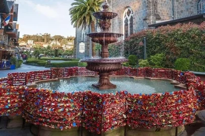 Reprodução / Secretaria Municipal de Turismo de Gramado Fonte do Amor Eterno, em Gramado