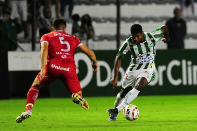 CAXIAS DO SUL, RS, BRASIL, 06/03/2022. Juventude x Guarany de Bagé, jogo válido pela 10ª rodada da primeira fase do Campeonato Gaúcho (Gauchão 2022) e realizado no estádio Alfredo Jaconi. Na foto, atacante Capixaba (D). (Porthus Junior/Agência RBS)<!-- NICAID(15034637) -->