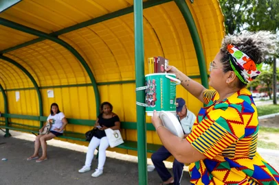 Alvorada, RS, Brasil, 02/02/2023 - A produtora cultural Tainã Rosa, por meio do projeto "A cor da voz" irá distribuir gelitecas - coolers com livros dentro - por diversas paradas de ônibus da cidade - Foto: Camila Hermes/Agência RBS<!-- NICAID(15338880) -->