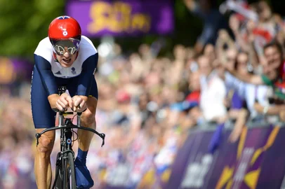 148073254The Olympic rings are reflected in the visor of Britain's gold medalist Bradley Wiggins as he crosses the finish line as he competes in the London 2012 Olympic Games men's individual time trial road cycling event in London on August 1, 2012. AFP PHOTO / ODD ANDERSENEditoria: SPOLocal: LondonIndexador: ODD ANDERSENSecao: CyclingFonte: AFPFotógrafo: STF<!-- NICAID(8481347) -->