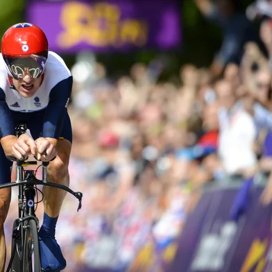 148073254The Olympic rings are reflected in the visor of Britain's gold medalist Bradley Wiggins as he crosses the finish line as he competes in the London 2012 Olympic Games men's individual time trial road cycling event in London on August 1, 2012. AFP PHOTO / ODD ANDERSENEditoria: SPOLocal: LondonIndexador: ODD ANDERSENSecao: CyclingFonte: AFPFotógrafo: STF<!-- NICAID(8481347) -->