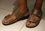 Por que não vejo mais sandálias nos pés das crianças maiores aqui no Sul?