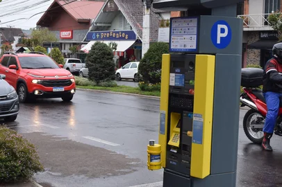 Após reclamações de usuários, Prefeitura de Nova Petrópolis notifica empresa responsável pelo estacionamento rotativoO estacionamento rotativo foi instalado em 2019 em Nova Petrópolis. As vagas são divididas pela Zona Azul e Zona Verde. O atual contrato está vigente até 2029.<!-- NICAID(16090155) -->
