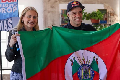 PORTO ALEGRE, RS, BRASIL, 26-09-2025: O skatista Sandro Dias, o Mineirinho, concede entrevista no Instituto Caldeira, em Porto Alegre, após quebrar recorde mundial ao descer sobre o skate a megarrampa de 70 metros construída no Centro Administrativo Fernando Ferrari, o Caff, com o projeto Building Drop.<!-- NICAID(16133849) -->