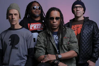 Papas da Língua, Fernando Pezão (bateria), Zé Natálio (baixo), Serginho Moah (voz e violão) e Léo Henkin (guitarra)<!-- NICAID(13575496) -->