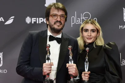 O produtor Rodrigo Teixeira e a atriz Valentina Herszage com os Prêmios Platino de Ainda Estou Aqui, em 27 de abril de 2025<!-- NICAID(16025555) -->