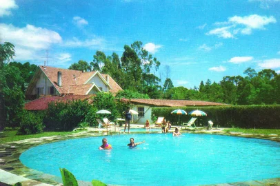 Hotel Ritta Höppner, Gramado. Imagens históricas.Piscina em 1971<!-- NICAID(16033701) -->