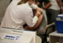 Por falta de repasses do Ministério da Saúde, RS interrompe distribuição de vacina bivalente contra covid aos municípios