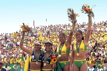 Duplas de vÙlei conquistam medalhasEstados Unidos, Atlanta. 29/07/1996. As duplas brasileiras (d/e) Sandra Pires e Jacqueline Silva, e Adriana Samuel e Mônica Rodrigues, comemoram no pódio em cerimônia de premiação, após conquistarem as medalhas de ouro e prata, respectivamente, no vôlei de praia, durante os Jogos Olímpicos de Atlanta, nos Estados Unidos. Jaqueline e Sandra tornaram-se as primeiras brasileiras a ganhar uma medalha de ouro em Olimpíadas. - Crédito:LULUDI/ESTADÃO CONTEÚDO/AE/Codigo imagem:16384Editoria: ESPORTESLocal: ATLANTAIndexador: LULUDIFonte: AGE-ESTADˆO CONTEŽDOFotógrafo: AGE<!-- NICAID(15820160) -->