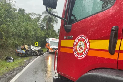 Homem morre após colisão na RS-122, em Farroupilha. Gustavo Paim dos Santos, 25 anos, era passageiro de uma GM Montana (foto) e faleceu no hospital.<!-- NICAID(16034532) -->