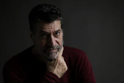 PORTO ALEGRE, RS, BRASIL, 04-12-2025: Luciano Alabarse, novo presidente da Fundação Theatro São Pedro. Diretor de teatro e ex-scretário da Cultura de Porto Alegre, ele substitui Antônio Holhfeldt, que deixou o posto em novembro, após tornar pública a falta de pessoal para trabalhar no espaço. Foto: Mateus Bruxel/Agência RBSIndexador: MATEUS BRUXEL<!-- NICAID(16180185) -->