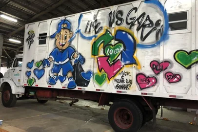 Caminhão da Codeca recebe pintura de grafite.<!-- NICAID(14896481) -->