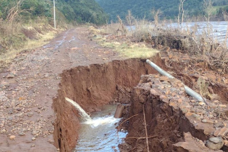 Dano na estrada da Linha José Julio, comunidade São José, em Santa Tereza, após enchente de maio de 2024<!-- NICAID(15763876) -->