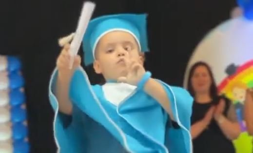 VÍDEO: menino de seis anos entra com narração de gol de Suárez pelo Grêmio na formatura da pré-escola