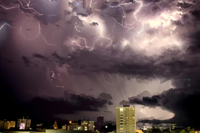 Mais de 1,3 mil raios são registrados em 13 minutos por observatório de Taquara; veja vídeo<!-- NICAID(15946525) -->
