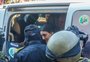 Dois ônibus com prisioneiros palestinos libertados deixam a prisão israelense de Ofer