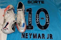 Marlon Santos, atleta da base do Juventude, recebeu a chuteira autografa de Neymar em sua estreia no profissional.<!-- NICAID(16094940) -->