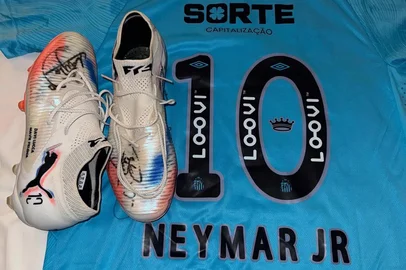 Marlon Santos, atleta da base do Juventude, recebeu a chuteira autografa de Neymar em sua estreia no profissional.<!-- NICAID(16094940) -->