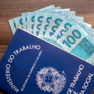 Brazilian document work and social security ( Carteira de Trabalho e Previdencia Social) with brazilian moneyBrazilian document work and social security ( Carteira de Trabalho e Previdencia Social) with brazilian moneyIndexador: @rpcast_photoFonte: 248078883<!-- NICAID(14636836) -->