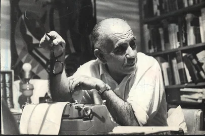 Escritor Erico Verissimo, que teve a sua principal obra, "O Tempo e o Vento", composta de três romances, escrita entre 1949 e 1962.Fotógrafo: Sérgio Arnaud#PÁGINA: 48#PASTA: 030439#ENVELOPE: 61149<!-- NICAID(608363) -->
