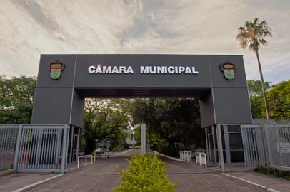 Pórtico de entrada da Câmara de Vereadores de Porto Alegre.<!-- NICAID(14629768) -->