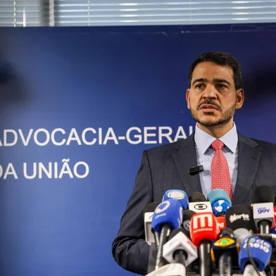 BrasÃ­lia (DF), 01/07/2025 - o ministro da AGU, Jorge Messias, informou que a aÃ§Ã£o declaratÃ³ria de constitucionalidade foi apresentada apÃ³s solicitaÃ§Ã£o feita pelo presidente Luiz InÃ¡cio Lula da Silva e com base em estudo tÃ©cnico e jurÃ­dico solicitado ao Ã³rgÃ£o na semana passada.Foto: JosÃ© Cruz/AgÃªncia Brasil<!-- NICAID(16130287) -->