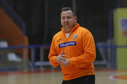 CARLOS BARBOSA, RS, BRASIL, 02/10/2024. Treino da ACBF no Centro Municipal de Eventos Sérgio Luiz Guerra, em Carlos Barbosa. A ACBF está se preparando para as oitavas de final da Liga Nacional de Futsal 2024. Na foto, técnico da ACBF, André Bié. (Porthus Junior/Agência RBS)Indexador: Porthus JUNIOR<!-- NICAID(15881490) -->