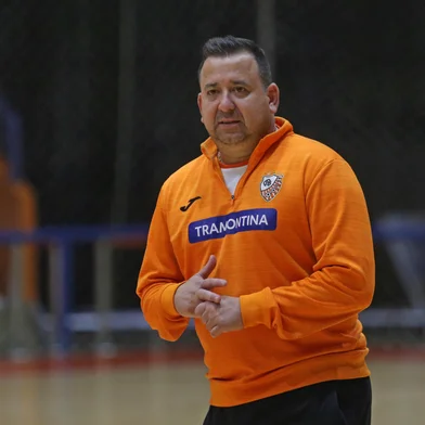 CARLOS BARBOSA, RS, BRASIL, 02/10/2024. Treino da ACBF no Centro Municipal de Eventos Sérgio Luiz Guerra, em Carlos Barbosa. A ACBF está se preparando para as oitavas de final da Liga Nacional de Futsal 2024. Na foto, técnico da ACBF, André Bié. (Porthus Junior/Agência RBS)Indexador: Porthus JUNIOR<!-- NICAID(15881490) -->