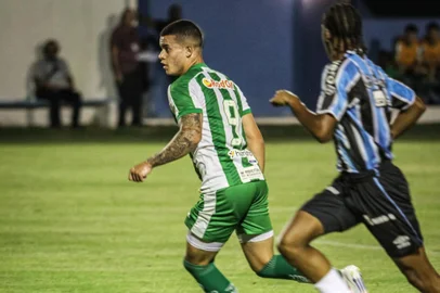 O Juventude venceu o Grêmio pelo placar de 1 a 0 na estreia da Copa Santiago 2025, o gol alviverde foi marcado por Pinna.<!-- NICAID(15950560) -->
