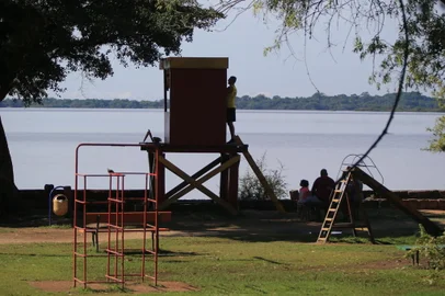 PORTO ALEGRE, RS, BRASIL - Aumento de afogamentos, não só em mar, mas também em lagos, rios e outros locais de diversão aquática. Na imagem, a praia do Veludo. FOTO: RONALDO BERNARDI, AGÊNCIA RBS<!-- NICAID(15651548) -->