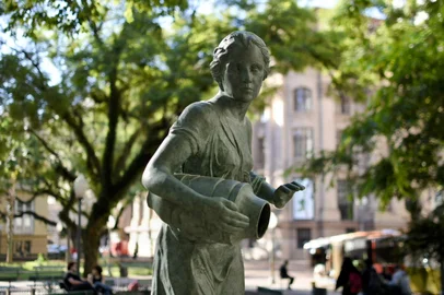 Ao completar 100 anos, uma reprodução da obra de arte "A Samaritana", criada em 1925 por Alfredo Adloff, um dos mais importantes escultores de Porto Alegre na primeira metade do século XX, está de volta ao espaço público, na Praça da Alfândega, um dos lugares mais atingidos pelas enchentes de 2024, e maior circulação de pessoas no Centro Histórico da Capital. A estátua em bronze, de uma mulher segurando um jarro de água, tem 1 metro e 60 centímetros de altura, e foi reproduzida fielmente pelo escultor, arquiteto e urbanista Vinicius Vieira, que levou seis meses para concluir a peça. O premiado artista gaúcho baseou-se no modelo original que é mantido até hoje no acervo do Museu de Arte do Paço (MAPA).<!-- NICAID(16028715) -->