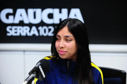 CAXIAS DO SUL, RS, BRASIL, 08/12/2023. Maria Eduarda Machado Stumpf, atleta medalhista do Para-taekwondo participa do programa Show dos Esportes no estúdio da Rádio Gaúcha Serra. (Porthus JUnior/Agência RBS)<!-- NICAID(15621205) -->