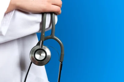Medical blue background doctor with a stethoscopeIndexador: Levente GyoriFonte: 82197276<!-- NICAID(14617602) -->
