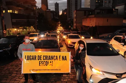 CAXIAS DO SUL, RS, BRASIL, 26/04/2021. Manifestação pelo retorno das aulas presenciais tem grande adesão em frente ao Forum de Caxias do Sul. Na foto, vereador Maurício Marcon  (Novo).  (Porthus Junior/Agência RBS)<!-- NICAID(14767181) -->