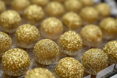 golden sweet balls, golden brigadeiro, party sweet, close up of sweet, glitter sweetie, christmas sweetsFonte: 755719087<!-- NICAID(16163265) -->