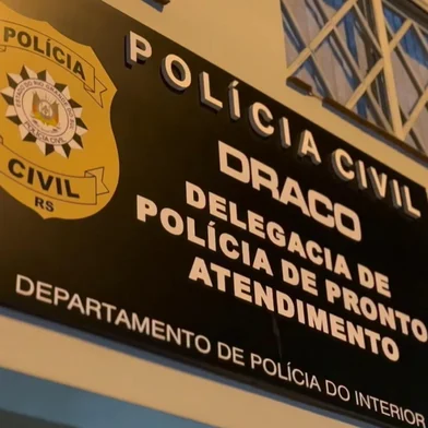 A Polícia Civil apreendeu na segunda-feira (29) um adolescente de 16 anos que confessou o assassinato do pai em Santana do Livramento, na Fronteira Oeste. O homicídio teria sido cometido em 6 de setembro, mas o desaparecimento da vítima só foi registrado no último dia 18 por uma das filhas dele, que não mora no município.<!-- NICAID(16135810) -->