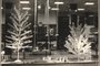 Conferir as vitrines decoradas do Varejo da Eberle, na Rua Sinimbu, era programa obrigatório para os caxienses nos anos 1950, 1960, 1970 e 1980. Na foto, vitrine do Varejo da Eberle em meados dos anos 1960.<!-- NICAID(15299563) -->