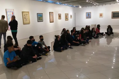 Estudantes visitam a exposição Aventura Modernista, na Galeria Municipal Gerd Bornheim<!-- NICAID(15071490) -->
