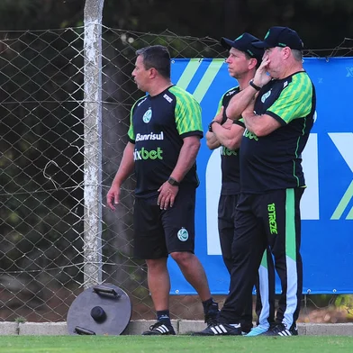 CAXIAS DO SUL, RS, BRASIL, 17/03/2023. Jogo-treino do Juventude no Centro de Formação de Atletas e Cidadãos (Cfac). O Ju se prepara para a Série B do Campeonato Brasileiro 2023. Na foto, técnico Pintado (D). (Porthus Junior/Agência RBS)Indexador:                                 <!-- NICAID(15378882) -->