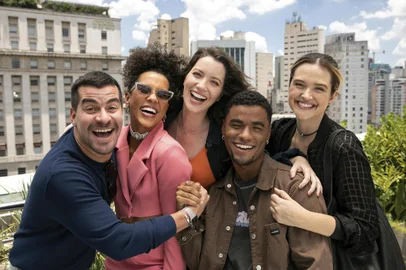 Família é tudo - nova novela das seteVênus (Nathalia Dill), Júpiter (Thiago Martins), Andrômeda (Ramille), Electra (Juliana Paiva) e Plutão (Isacque Lopes)<!-- NICAID(15692678) -->