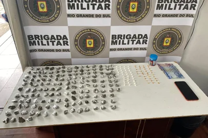 Comunicação Social do 36º Batalhão de Polícia Militar
Farroupilha RS / Divulgação Jovem é preso com mais de 200 porções de drogas, no bairro Industrial, em Farroupilha <!-- NICAID(16225784) -->