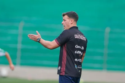 Técnico do Gramadense Gustavo Correa<!-- NICAID(15683725) -->
