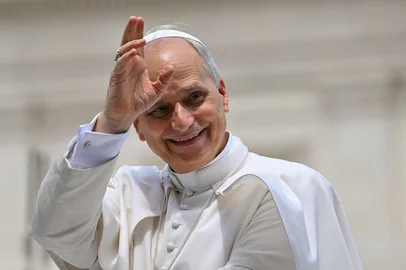 Andreas SOLARO / AFP Pope Leo XIV waves to the crowd at the end of a weekly general audience at St Peter's Square in The Vatican on June 18, 2025. (Photo by Andreas SOLARO / AFP)Editoria: RELLocal: Vatican CityIndexador: ANDREAS SOLAROSecao: popeFonte: AFPFotógrafo: STF<!-- NICAID(16064209) -->