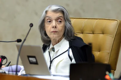 Rosinei Coutinho/STF / STF BRASÍLIA, DF, BRASIL, 15-09-2026: O plenário do Supremo Tribunal Federal (STF) se reúne nesta terça-feira (15) para analisar relatório sobre a ligação do ministro Alexandre de Moraes com o banqueiro Daniel Vorcaro, ex-dono do Banco Master, e decidir se o ministro será investigado. Na corte, espera-se que as tensões cheguem ao ápice, sem espaço para pacificação. Ao iniciar a sessão, o presidente do STF, Edson Fachin, mencionou o período difícil pelo qual passa a corte e destacou que o Supremo não deve julgar pessoas, mas, sim, fatos. "A decisão pertence ao plenário, não a um ministro individualmente", declarou. O procurador Paulo Gonet, que foi citado por Vorcaro em mensagens, também participa da sessão. Foto: Rosinei Coutinho/STFIndexador: Rosinei Coutinho/STF<!-- NICAID(16366132) -->