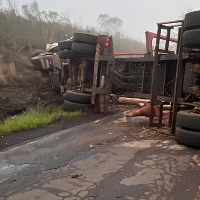 Motorista de 65 anos não resistiu após colisão entre caminhonete e carreta carregada de madeira. Trânsito segue interrompido no local.<!-- NICAID(16125285) -->