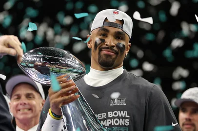 NEW ORLEANS, LOUISIANA - FEBRUARY 09: Jalen Hurts #1 of the Philadelphia Eagles celebrates with the Vince Lombardi Trophy after defeating the Kansas City Chiefs 40-22 to win Super Bowl LIX at Caesars Superdome on February 09, 2025 in New Orleans, Louisiana.   Jamie Squire/Getty Images/AFP (Photo by JAMIE SQUIRE / GETTY IMAGES NORTH AMERICA / Getty Images via AFP)<!-- NICAID(15972939) -->
