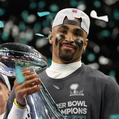NEW ORLEANS, LOUISIANA - FEBRUARY 09: Jalen Hurts #1 of the Philadelphia Eagles celebrates with the Vince Lombardi Trophy after defeating the Kansas City Chiefs 40-22 to win Super Bowl LIX at Caesars Superdome on February 09, 2025 in New Orleans, Louisiana.   Jamie Squire/Getty Images/AFP (Photo by JAMIE SQUIRE / GETTY IMAGES NORTH AMERICA / Getty Images via AFP)<!-- NICAID(15972939) -->